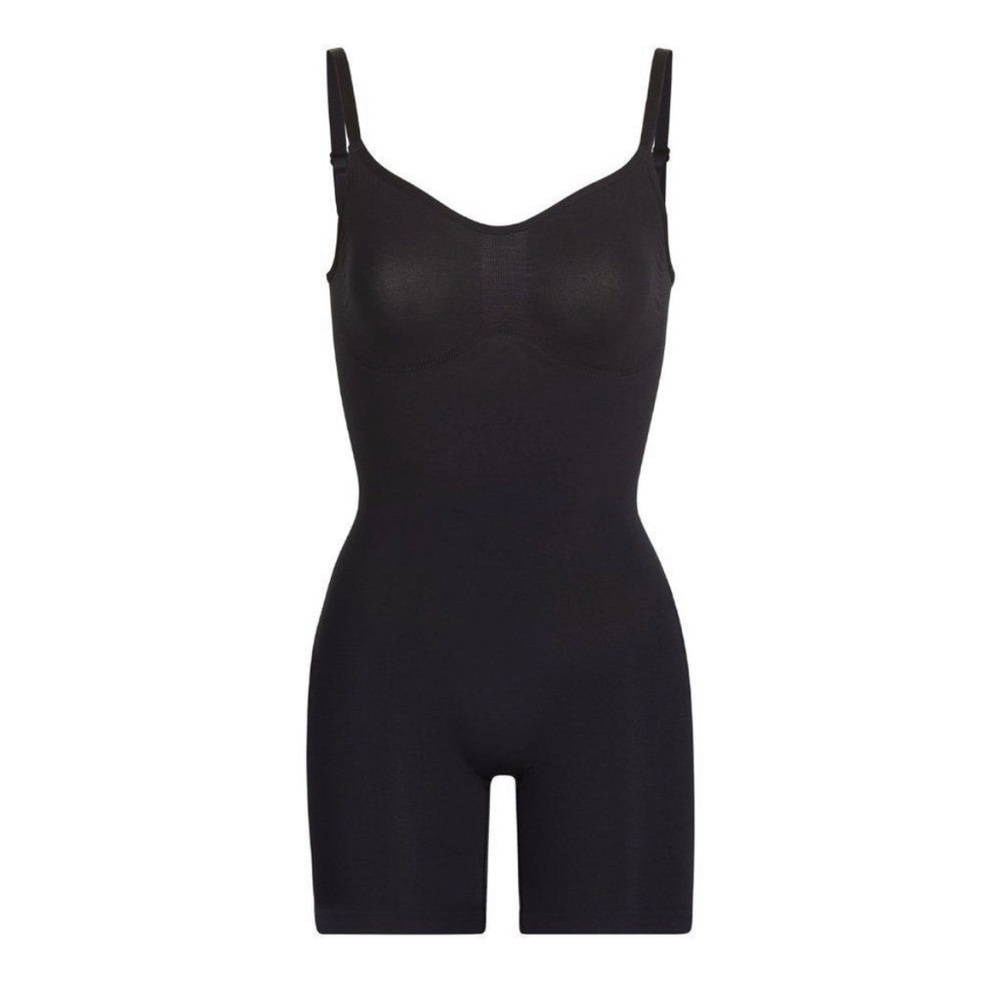 SKIMS SCULPTING BODYSUIT MID THIgH WITH
OPEN GUSSET-ONYX S/M